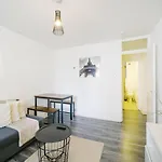 Stylish Two Bedroom Apt London, West Kensington