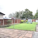 Sleeps10-Garden-Freeparking-Bbq-Familyfriendly