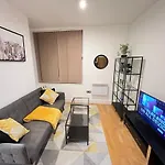 Lovely High Street Apartment 30 Seconds From Station