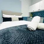 London Holly B Mini Studios Great Location For Tourist!!!