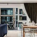 1Br Chelsea Retreat With Balcony View