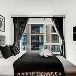 1Br Chelsea Retreat With Balcony View