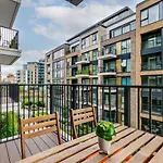 1Br Chelsea Retreat With Balcony View