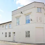 2 Bed Apartment - Westfield - London