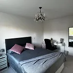 Luxurious Central London N-Suite With Garden Views