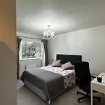 Luxurious Central London N-Suite With Garden Views