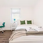 New Listing! Peaceful 1Br Flat In Clapham Common