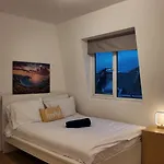 Luxury 4 Bedroom With Patio - 10 Min From Westfield Hr3