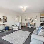 Spacious2Br-Balcony-Parking-25Mincentrallondon