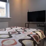 Spacious 2 Bed 2 Bath Apartment With Free Parking For 2 Cars And Underground Station Zone 2 For Quick Access To Central London Up To 10 Guests