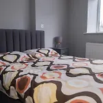 Spacious 2 Bed 2 Bath Apartment With Free Parking For 2 Cars And Underground Station Zone 2 For Quick Access To Central London Up To 10 Guests