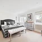 Chelsea Townhouse With Roof Terrace & Parking