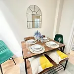 Hyde Park Comfortable Family Apartment
