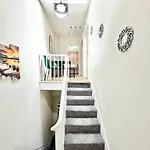 Hyde Park Comfortable Family Apartment