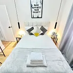 Hyde Park Comfortable Family Apartment