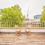 Stylish Flat Near Kensington With Spacious Balcony