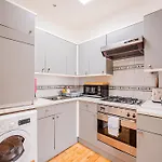 Stylish Flat Near Kensington With Spacious Balcony