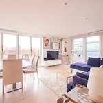 Modern 2 Bed Flat In Battersea Close To Transport