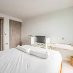 Modern 2 Bed Flat In Battersea Close To Transport