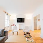 Stylish 3-Bed Apartment In Prime Fulham Location