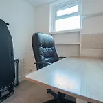 Stylish 3-Bed Apartment In Prime Fulham Location