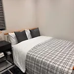 Modern House Apartment E15 Stratford - Sleeps 2 - 9, Fast Links To Central London, Near O2, Greenwich & Olympic Park, Child-Friendly Garden, Free Parking