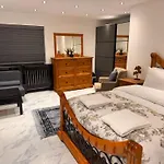 Modern House Apartment E15 Stratford - Sleeps 2 - 9, Fast Links To Central London, Near O2, Greenwich & Olympic Park, Child-Friendly Garden, Free Parking