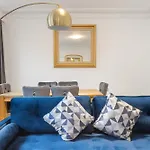 Modern 5-Bedroom Fulham Flat - Sleeps 12