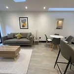 Beautiful Modern Eco Friendly 2 Bed House With Garden - London