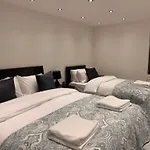Modern House Apartment E15 Stratford - Sleeps 2 - 9, Fast Links To Central London, Near O2, Greenwich & Olympic Park, Child-Friendly Garden, Free Parking