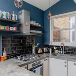 Period-Chic 2Bd Flat With Private Patio