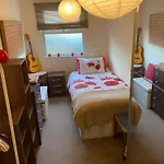 35 Mins To Central London. 3 Bedrooms. 2 Bathrooms With Garden
