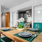 St, George Wharf Vauxhall Bridge Large 2Bedrooms Apartment With River View Panoramic Balcony