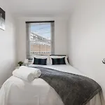 City Escape London - Spacious 4 Bedroom House