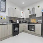 City Escape London - Spacious 4 Bedroom House