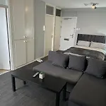 Oyes Studio Apartment