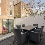 Modern Kensington 3-Bedroom Apartment With Garden