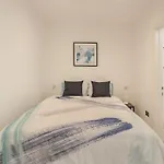 Modern Kensington 3-Bedroom Apartment With Garden