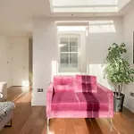 Modern Kensington 3-Bedroom Apartment With Garden