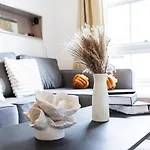 Spacious 2 Bedroom Old Street - Sleeps 6