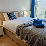 Charming 2-Bedroom Apartment Canary Wharf - London