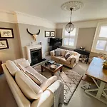 Elegant & Spacious 3 Bed Apartment