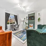 Luxury Retreat - Sleeps 7 - Hot Tub - Jacuzzi