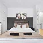 Luxury Retreat - Sleeps 7 - Hot Tub - Jacuzzi