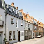 Luxurious Mews House In Pavilion Road - 3 Bedroom
