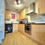 Central 2 Bedroom London Flat, Minutes From Shoreditch, Spitalfields & Brick Lane, Sleeps 4 Guests