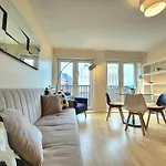 Central 2 Bedroom London Flat, Minutes From Shoreditch, Spitalfields & Brick Lane, Sleeps 4 Guests