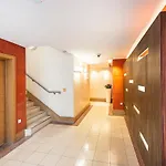2 Bedroom Apartment , Zone 1 London , 2 Mins Walk Tube , Offers , Sleeps 5
