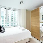 2 Bedroom Apartment , Zone 1 London , 2 Mins Walk Tube , Offers , Sleeps 5
