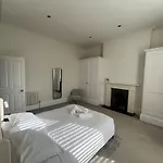 London Apartment - Chalk Farm Station